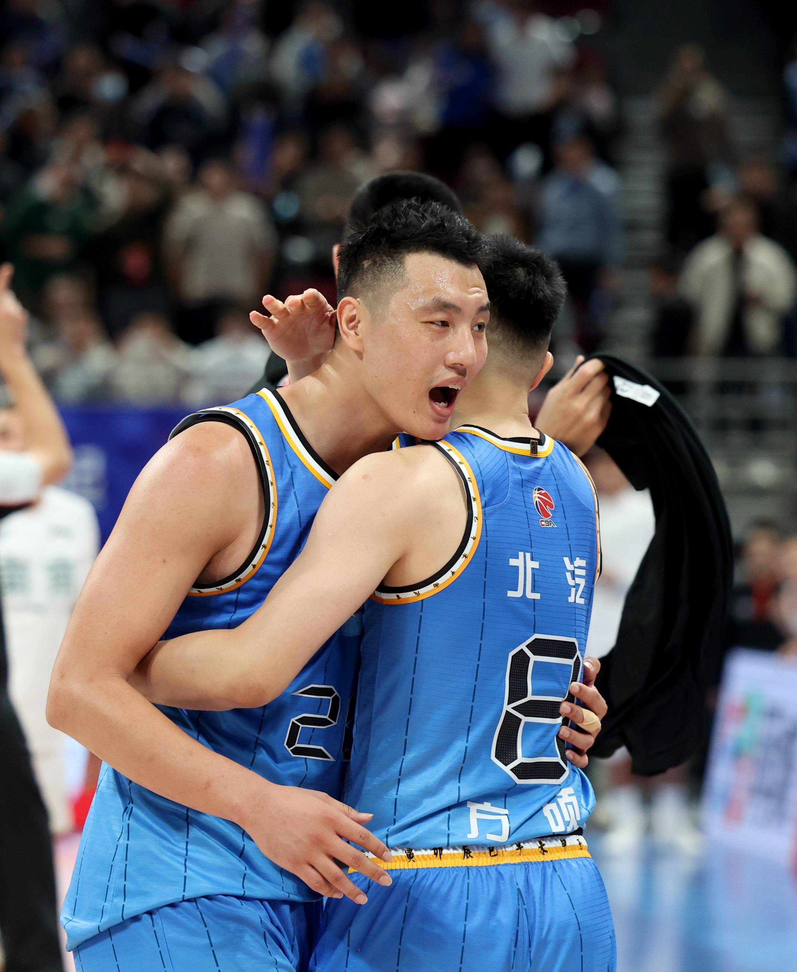 福建男篮在比赛中打出精彩表现,令人赞叹不已 福建男篮在比赛中打出精彩表现,令人赞叹不已