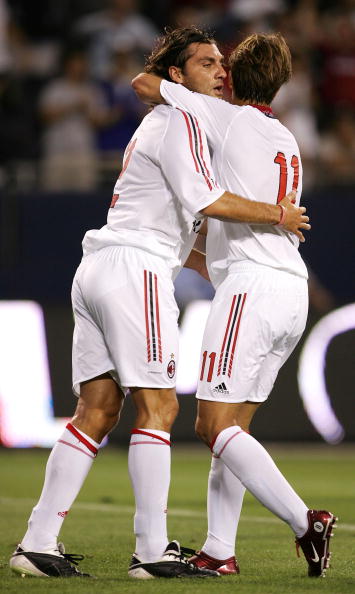 意大利运动员手持双银牌，霸气拥抱全场观众