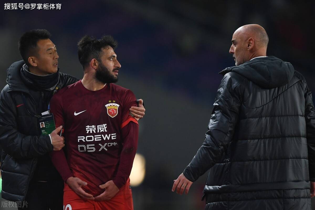 队伍出现意外情况，总教练面临巨大压力