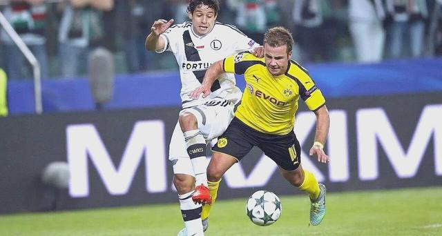 包含沃尔夫斯堡主场大胜多特蒙德，继续领跑德甲榜单的词条