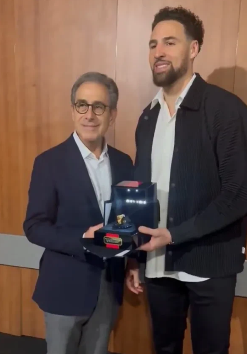 包含汤普森：我们会团结一致，共同冲击总冠军！的词条